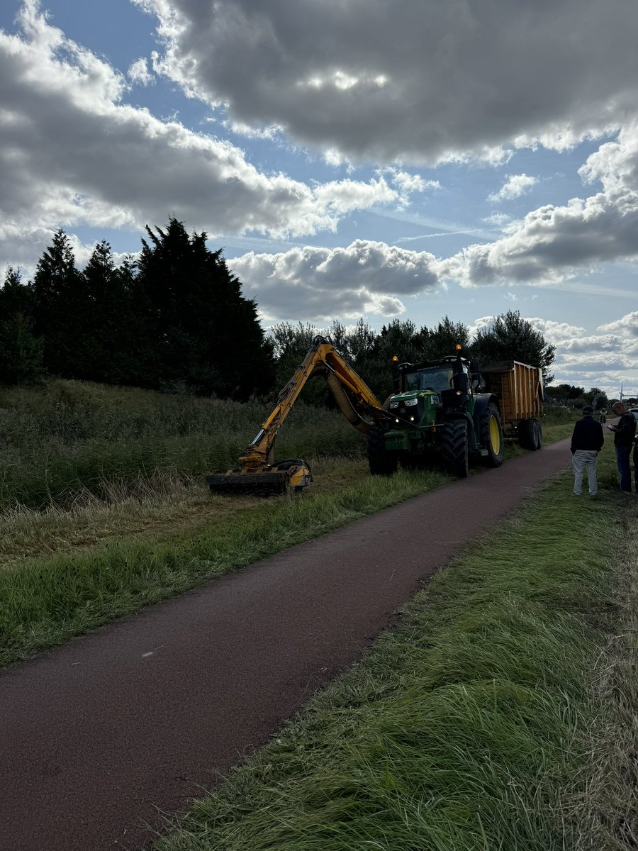 Vandaag onder prachtige zomerse omstandigheden onze collega’s, met vd Werf senior, bezocht tijdens hun maaiwerkzaamheden voor diverse opdrachtgevers. #Groeningoedehanden #samen #grondlegger
