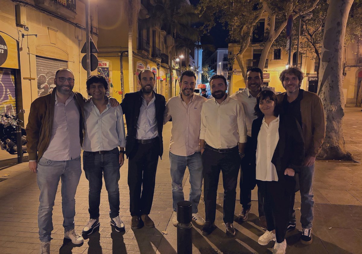 Madre mía!! Cuántos años han pasado desde los años de la residencia. Esta foto tiene mucha historia y muchas anécdotas detrás (y un marido 🤣) y da igual el tiempo que haya pasado que sigue todo igual….
Os quiero mucho 😍😍😍😍