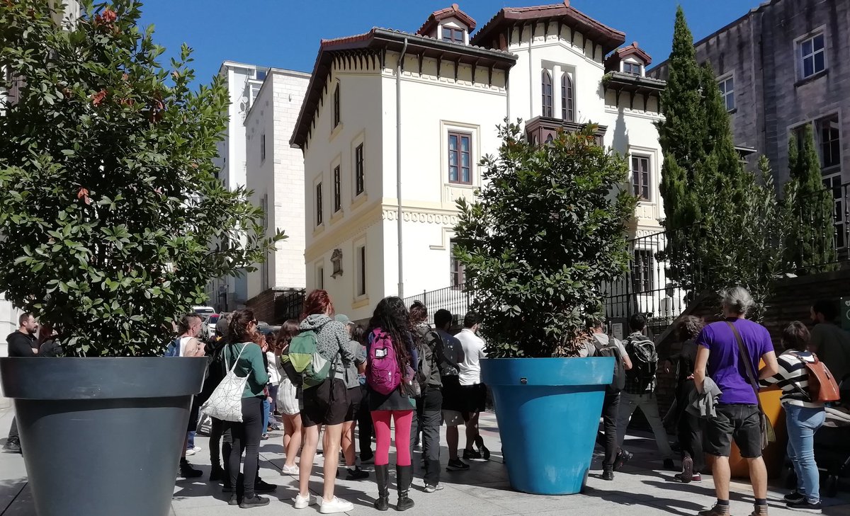 Excelente la charla-itinerario de <a href="/Araceli_ENTHUMN/">Araceli González Vázquez 💢</a> organizada esta mañana por 'La Libre' sobre Emilio Carral, el anarquismo, la escuela laica y todo lo que queda por andar sobre los movimientos sociales e intelectuales en la #Cantabria del período de entre siglos 1870-1930.