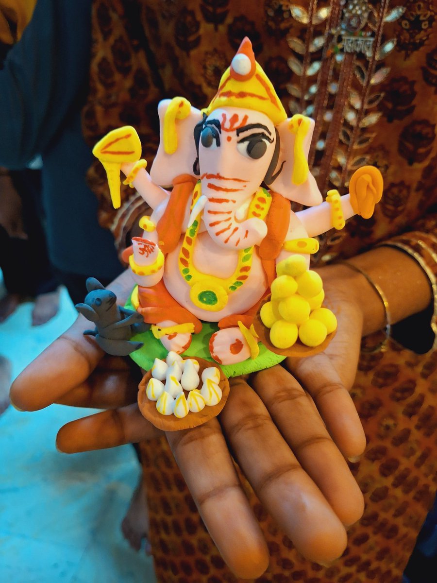 foundation_devi's tweet photo. @DulariDevifoundation 

#Saturday_Activity में बच्चों द्वारा गणेश जी की आकर्षित मूर्ति बनाने की गतिविधि में लक्ष्मी की टीम A ने जिन्नत की टीम B को पीछे कर विजेता बनी।

दोनो टीम ने अपनी रचनात्मकता और सृजनात्मकता का अद्भुत प्रदर्शन किया है(1/3) https://t.co/iMGOEotdfx