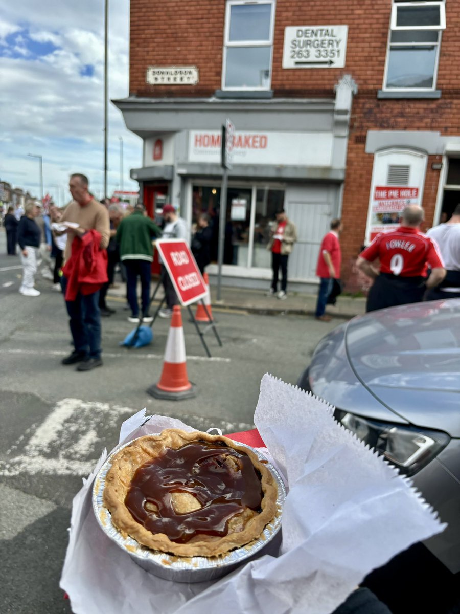 LeeTheRed's tweet image. Quality food from @HomebakedBakery as always. Scouse pie was incredible as was the vegan Scouse pie according to @gtcarney 👩‍🍳😘 
Worth the wait in the queue 👌
…
#LiverpoolFC #LIVNFO @LFC