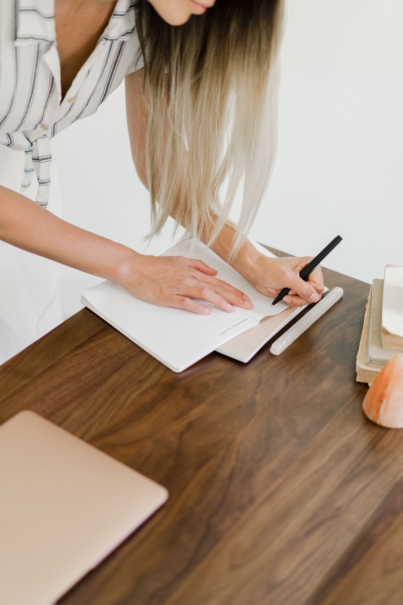 Writers use hooks to catch attention. Try using a:
-Surprising anecdote
-Empathy-based hook
-Unexpected humor
-Behind-the-scenes insights
-Future predictions
-Shock factor
-Relatable everyday struggles
-Contradictions or uncommon perspectives
-Personal invitation
#writingtips