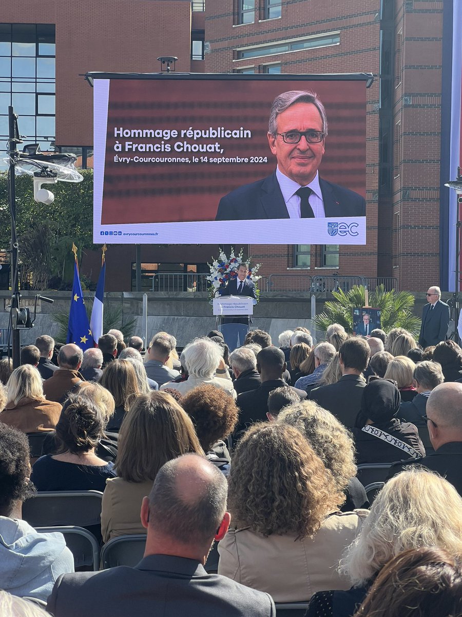 Beaucoup d’émotion ce matin à l’hommage rendu à Francis Chouat devant l’hôtel de ville d’Evry. 

Élu engagé et au delà des différences politiques, il aura laissé une trace indélébile auprès de ceux qui l’ont côtoyé mais aussi dans l’action qu’il a menée.