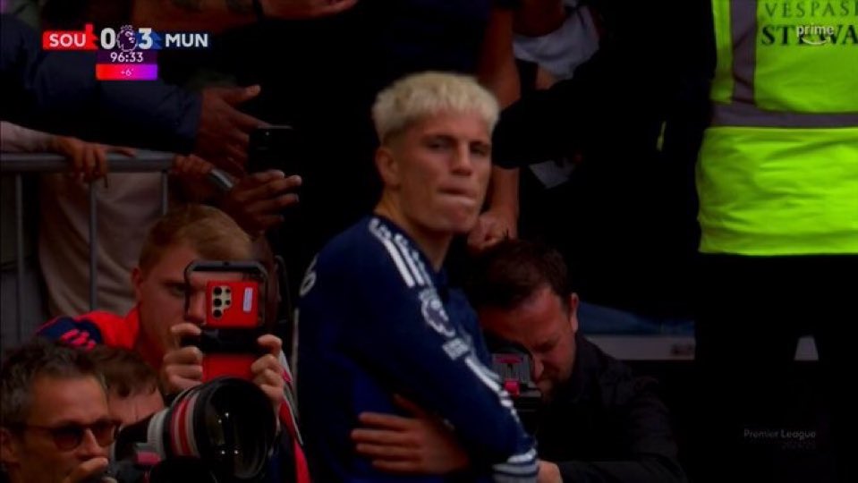 Kenpachi1070's tweet image. Garnacho a commencé sur le banc après avoir like les propos de Cristiano Ronaldo sur Ten Hag

Il est rentré en Sub et a marqué et célébrer comme CR7

Ce gamin est l’avenir du football 😮‍💨