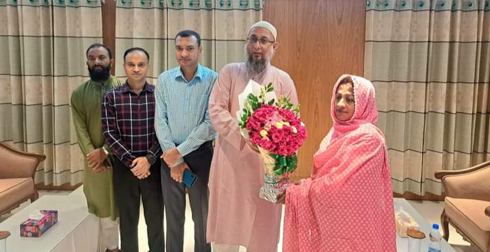 নড়াইলের নবাগত ডিসিকে ফুলের শুভেচ্ছা জানান এসপি কাজী এহসানুল কবীর