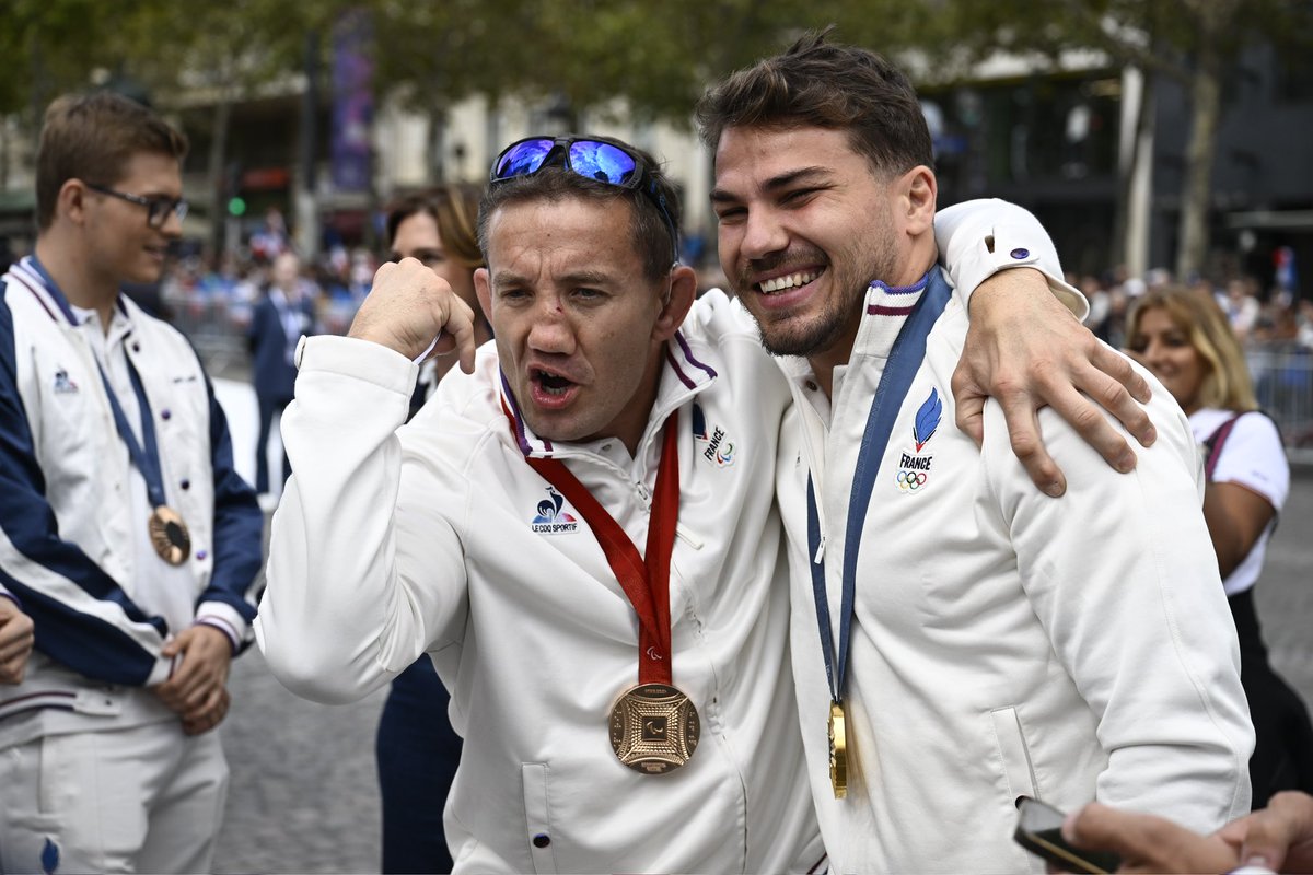 Athlètes olympiques et paralympiques se retrouvent pour célébrer avec le public 🇫🇷 
Prêts pour la Parade sur la plus belle avenue du monde ? 🎉