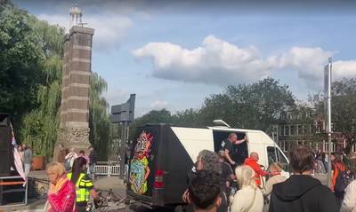 Luidruchtige demonstratie in centrum Den Bosch trekt flink wat bekijks dlvr.it/TDDd72