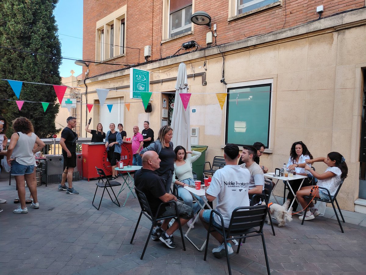 JessicaHerrando's tweet image. Estic molt orgullosa de viure en un poble tan ple de vida com Tiana!❤️ Gràcies per la feina feta a organitzadors, tècnics, establiments i ACIST que han fet possible la Ruta del Vermut. Junts fem de Tiana un poble millor. #FMTiana2024  #ACIST  #comerçlocal