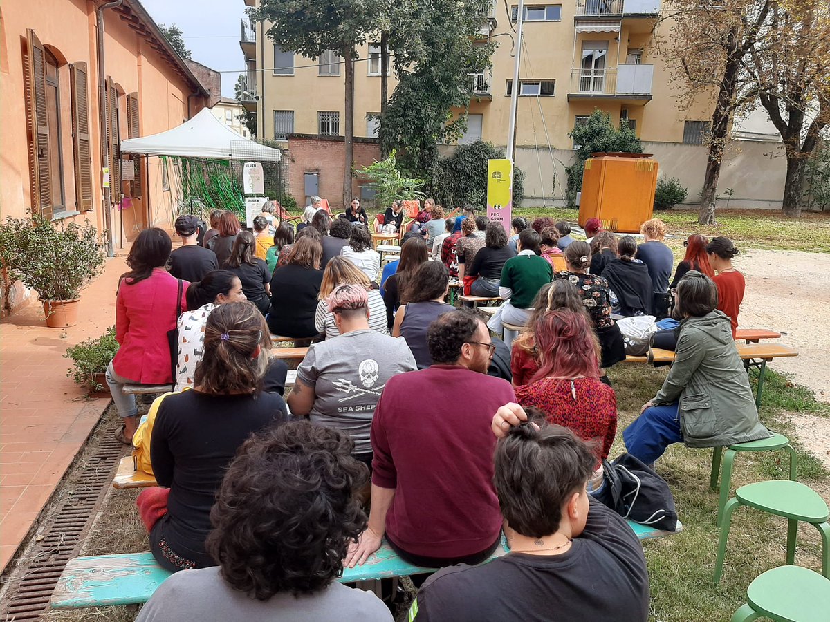 Fluttuano nel cielo di #Bologna le parole, i pensieri, le immagini di flushfestival.women.it
dedicato alle case editrici #femministe. Le #libraie indipendenti presentano la sorprendente galassia delle scrittrici ancora sconosciute