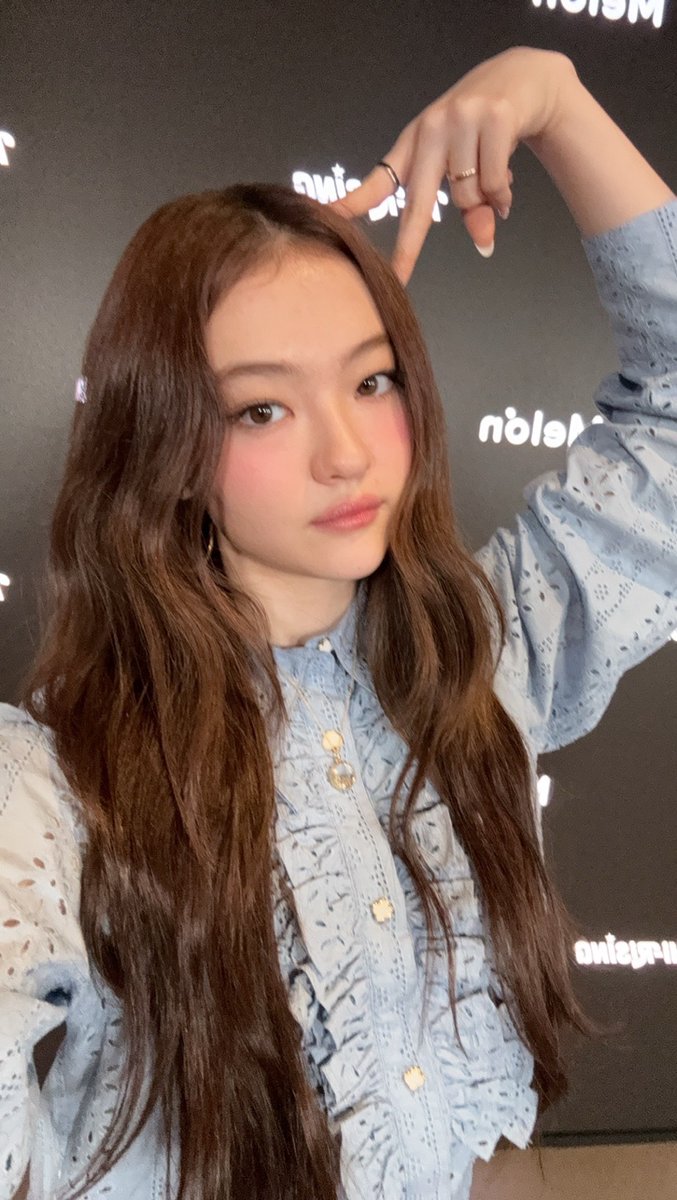 MEOVV_talk's tweet photo. ring ringgg~~ ☎️🤍

#MEOVV #미야오
#ELLA #엘라 https://t.co/4ws8dTvgkA