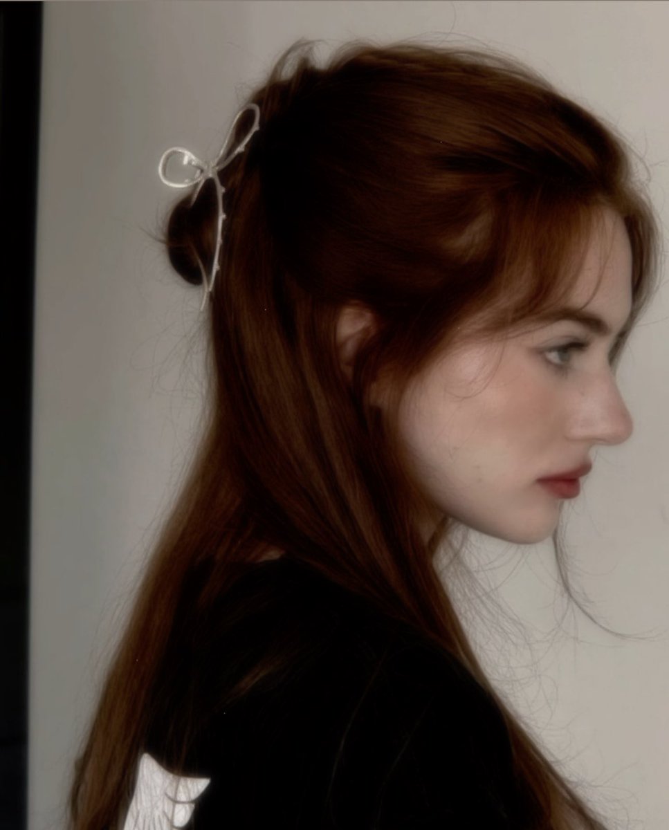 lil4cann4's tweet photo. 𝘈𝘯𝘯𝘢 𝘝𝘢𝘭𝘦𝘯𝘸𝘰𝘰𝘥
𝘈 𝘮𝘺𝘴𝘵𝘦𝘳𝘪𝘰𝘶𝘴 𝘴𝘦𝘤𝘳𝘦𝘵𝘢𝘳𝘺 𝘸𝘪𝘵𝘩 𝘲𝘶𝘪𝘦𝘵 𝘱𝘰𝘸𝘦𝘳 𝘢𝘯𝘥 𝘢𝘭𝘭𝘶𝘳𝘦, 𝘵𝘩𝘳𝘪𝘷𝘪𝘯𝘨 𝘪𝘯 𝘴𝘩𝘢𝘥𝘰𝘸𝘴 𝘢𝘯𝘥 𝘣𝘦𝘢𝘶𝘵𝘺, 𝘢𝘭𝘸𝘢𝘺𝘴 𝘬𝘦𝘦𝘱𝘪𝘯𝘨 𝘴𝘦𝘤𝘳𝘦𝘵𝘴. https://t.co/y3WJAJg5Z2