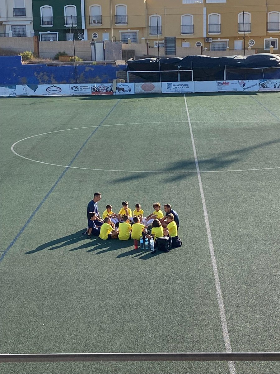 AlmerimarUD's tweet photo. Pretemporada

🫂Mañana de fútbol con nuestros amigos de @c.f.adra.

⚽️Oportunidad para nuestro alevín A y Benjamín A, disfrutando de una mañana de aprendizaje, preparándose para el comienzo de la liga.

#AlmerimarUD #LaIlusiónQueNosUne https://t.co/b3jVlVb28o