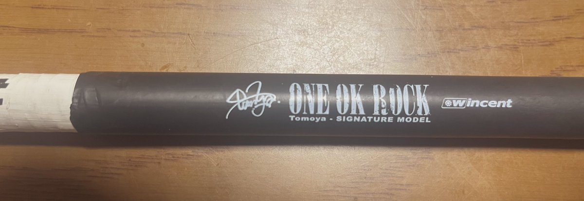 本日ONE OK ROCKのライブにて最後にTomoyaさんのドラムスティックが手元に届きました。本当に嬉しいです！このバンドを小学二年生の時からずっと追いかけた自分が誇らしいです！
周りの方々も本当にありがとうございました！
#ワンオク味スタ 
#ワンオク
#Tomoya
