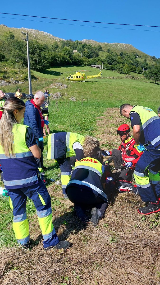 El helicóptero medicalizado de <a href="/cantabriaes/">Gobierno Cantabria</a> evacua a un varón de 57 años, vecino de Torrelavega, que había sufrido una caída en bicicleta, en #SanRoque deRiomiera, siendo encontrado inconsciente en el lugar del accidente por transeúntes que dieron el aviso.