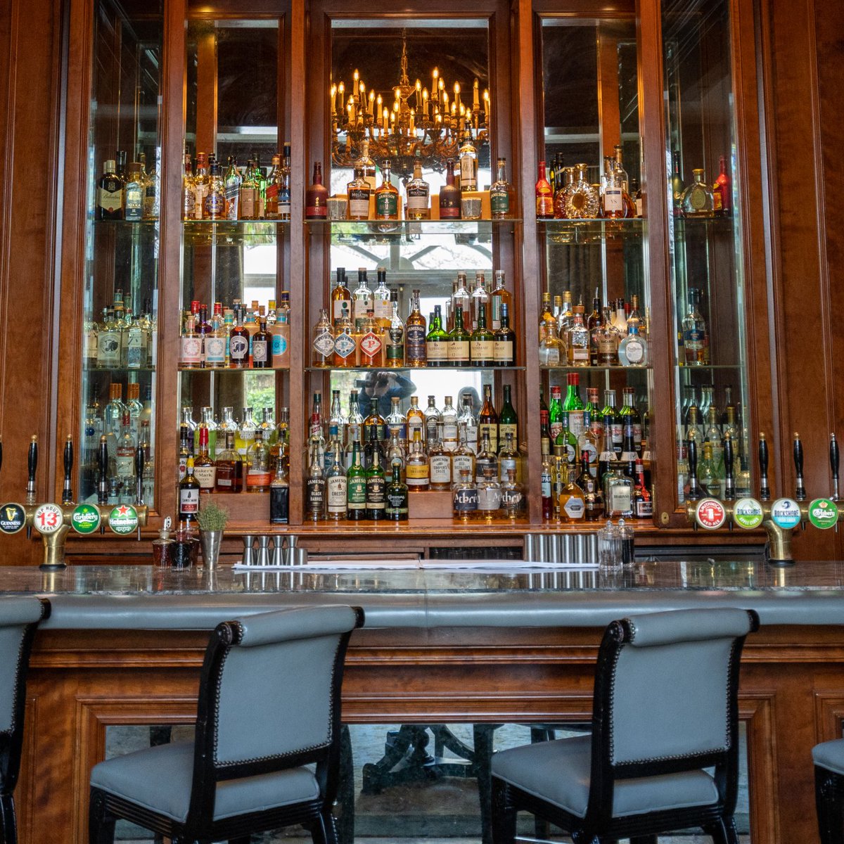 Weekends are for relaxing in our Whiskey Bar with a whiskey or cocktail in hand. 🥃 🍹

brnw.ch/21wMFih

#InterContinentalDublin