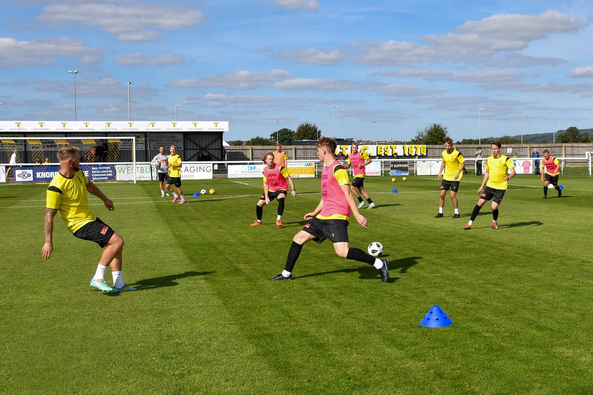 Starsphinx_Pics's tweet photo. Warming up at #oakfields for @EmiratesFACup action @MELKSHAMTOWNFC v @BanburyUnitedFC https://t.co/im7oeRezxo