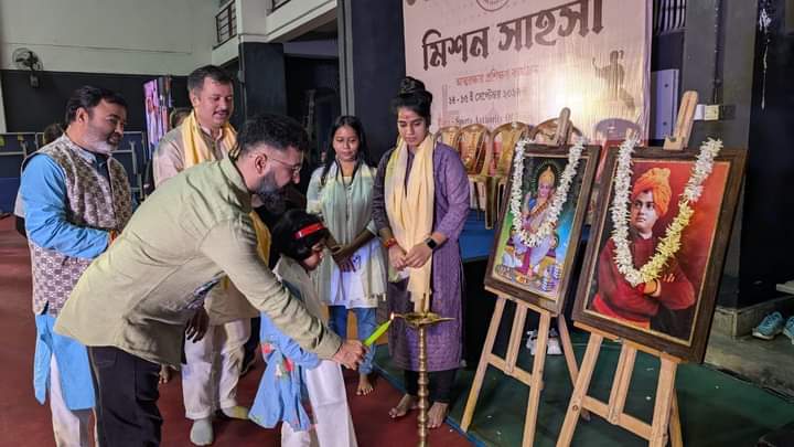 Subrata3301's tweet photo. Mission SAHASI - Making of the fearless!

The two-day #MissionSAHASI initiative was inaugurated today in Kolkata in the esteemed presence of Grandmaster Shifuji, National Organising Secretary of ABVP Shri @AshishSainram  and National Secretary Shalini Verma. https://t.co/xL7Rxju7o7