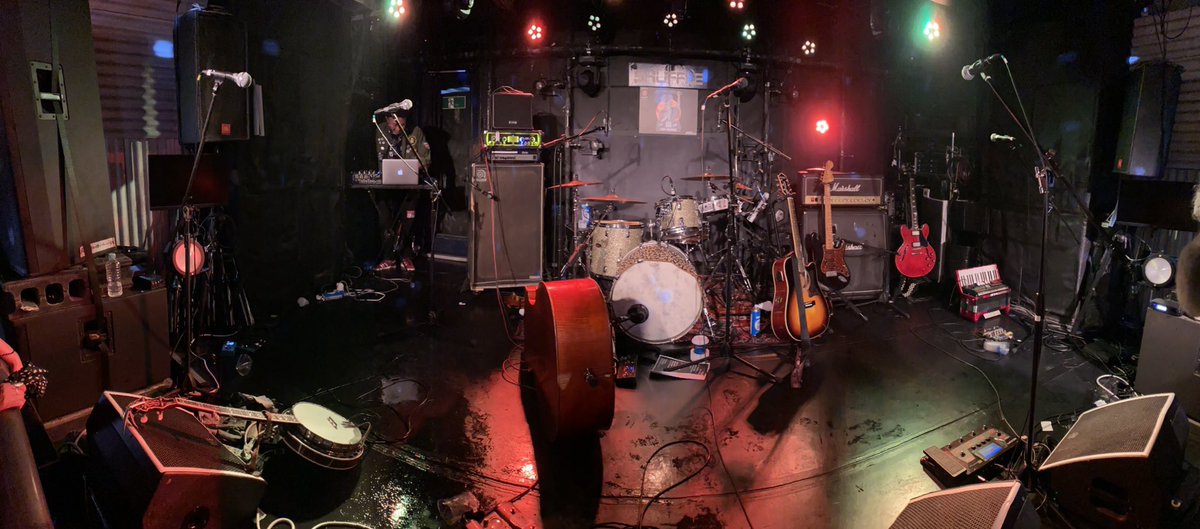 hi_ball_suki's tweet photo. THE RODEOS。もう終始酒まみれ&バカ騒ぎ&大合唱。彼らのフォークでアイリッシュでスカでパンクな音楽から繰り広げられる世界が、ライブハウスに充満していた。しばらくの別れだけど絶対また観たい!
HASTA LA VISTA!(またどこかで!)
#THERODEOS
#ザ・ロデオズ
#RODEOS
#吉祥寺
#吉祥寺SHUFFLE https://t.co/YZEvONupjf