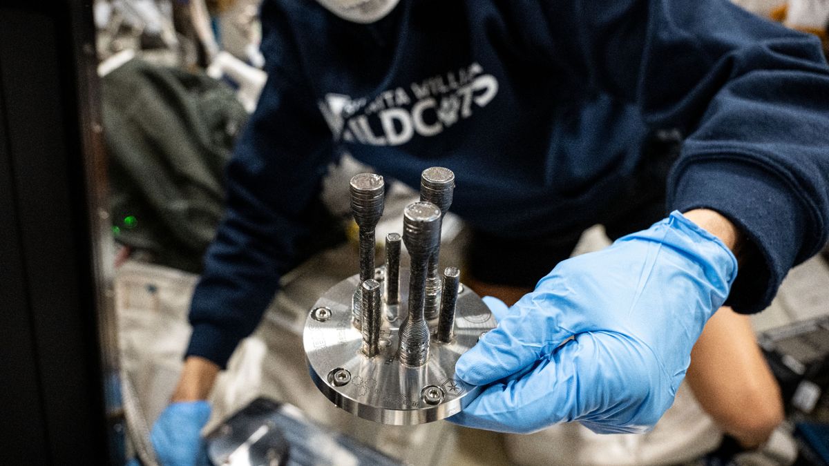 SPACEdotcom's tweet photo. Astronauts 3D-print first metal part while on ISS https://t.co/qLLeP39fYr https://t.co/zOiN2qzMpe