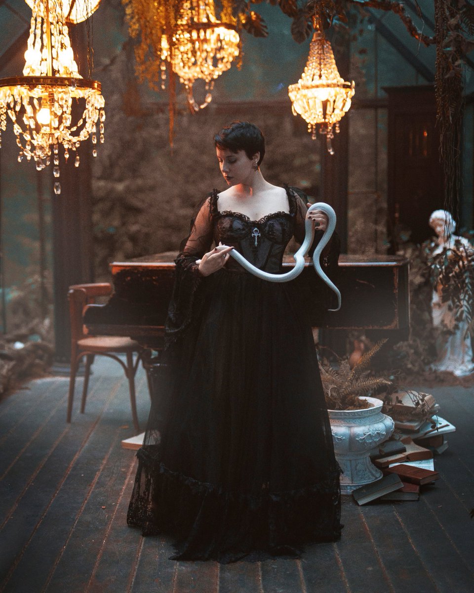 Lilith vibes 🤍🖤🐍
Autumn is slowly coming into its own, and I finally have inspiration for making things