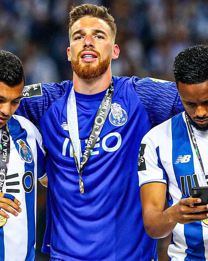 🔙🕺😅

Jornalista: "Chegaste aos 17 anos a um clube grande..."

José Sá: "Aos 17? Foi aos 23."

Jornalista: "Não chegaste ao Benfica aos 17?"

José Sá: "Ah, sim, é verdade. Mas tu falaste em clube grande... A um grande só cheguei aos 23, quando assinei pelo FC Porto." 😎💙