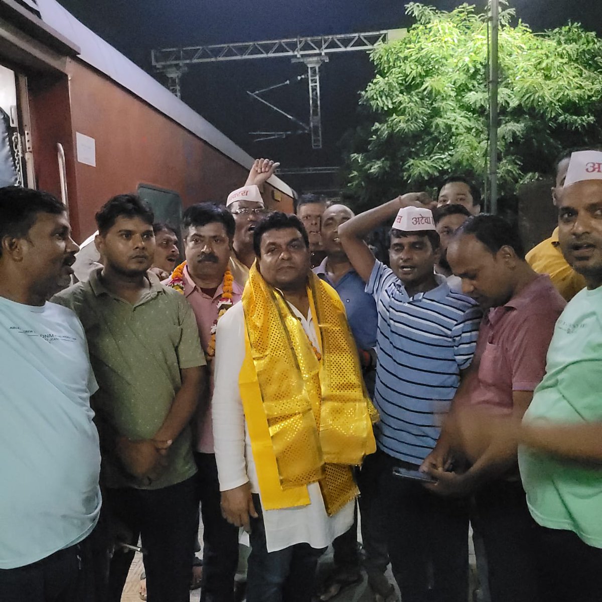 vijaykbandhu's tweet photo. लखनऊ से दिल्ली जाते हुए लखनऊ, कानपुर, इटावा, टुंडा व हाथरस रेलवे स्टेशनो पर  #रेलवे के कर्मचारियो तथा #अटेवा के साथियो द्वारा स्वागत व स्नेह दिया सभी का हृदय से आभार ।
      आप सबका यही स्नेह हमारी ताकत व हिम्मत को दूगुना कर देती है।

#vijaykumarbandhu https://t.co/B1rf6JIu9q