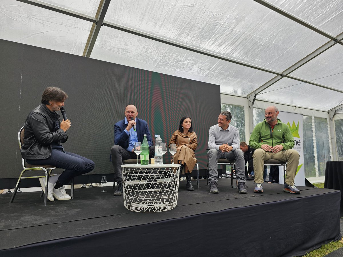 marvuckovic's tweet photo. Na panelu "Važnost ulaganja u ekologiju i društveno odgovorne projekte", osvrnula sam se na aktivnosti u djelokrugu MZOZT-a u cilju očuvanja prirode, kao i na sredstva koja su nam na raspolaganju kako bismo zaštitili građane i gospodarstvo te unaprijedili kvalitetu života.
#CRANE https://t.co/RcH5J7D6hc