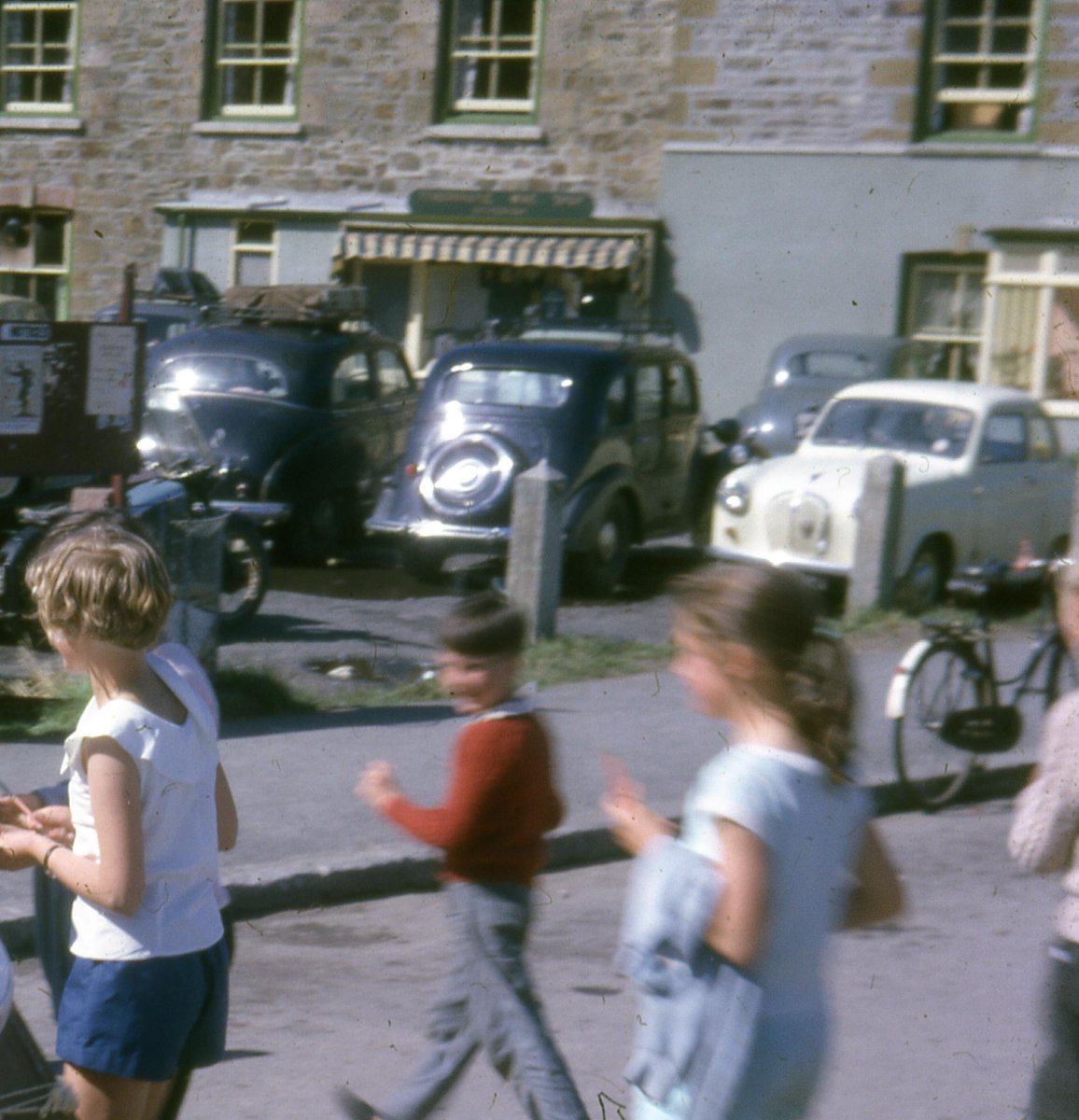 Perranzabuloe's tweet photo. For today's post a snapshot of cars parked at Tywarnhayle Square, #Perranporth in 1962. Over 60 years later little has changed. #Rememberwhen #Perranzabuloe #Tywarnhale @TywarnhayleInn https://t.co/xm0XxVK5vr