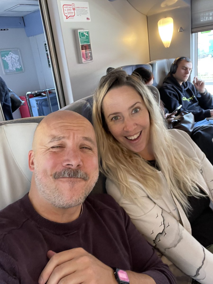 ☂️ Ben Renaut (@benrenaut) on Twitter photo En route pour le Festival des jeux de Vichy ! Les pros pourront y voir les nouvelles boîtes des 6 enquêtes <a href="/SousScelles/">🔍Sous Scellés</a> et le prochain jeu de <a href="/SpiralEditions/">Spiral Éditions</a> (que j’ai illustré mamamia) ! ✨🔥 En route pour le Festival des jeux de Vichy ! Les pros pourront y voir les nouvelles boîtes des 6 enquêtes <a href="/SousScelles/">🔍Sous Scellés</a> et le prochain jeu de <a href="/SpiralEditions/">Spiral Éditions</a> (que j’ai illustré mamamia) ! ✨🔥