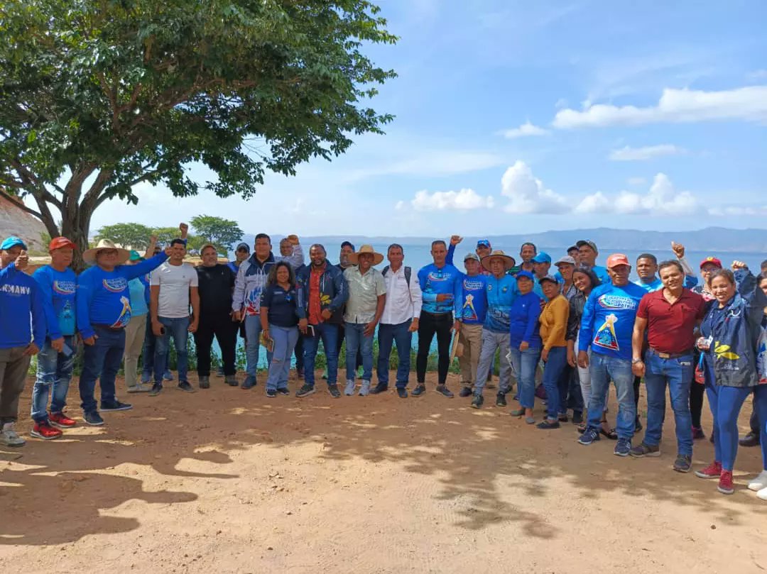 HilciasNeptali's tweet photo. Reunión con los consejos de pescadores para fortalecer el Plan Nacional de Acuicultura. El @Minpescave2 y @FidaesSuc de la mano por más desarrollo acuícola.

@NicolasMaduro 
@Jcloyo
@GPintoVzla

#Venezuela #Sucre 
#Acuicultura #Plan
#pesca #desarrollo https://t.co/sX3L9S9mXm