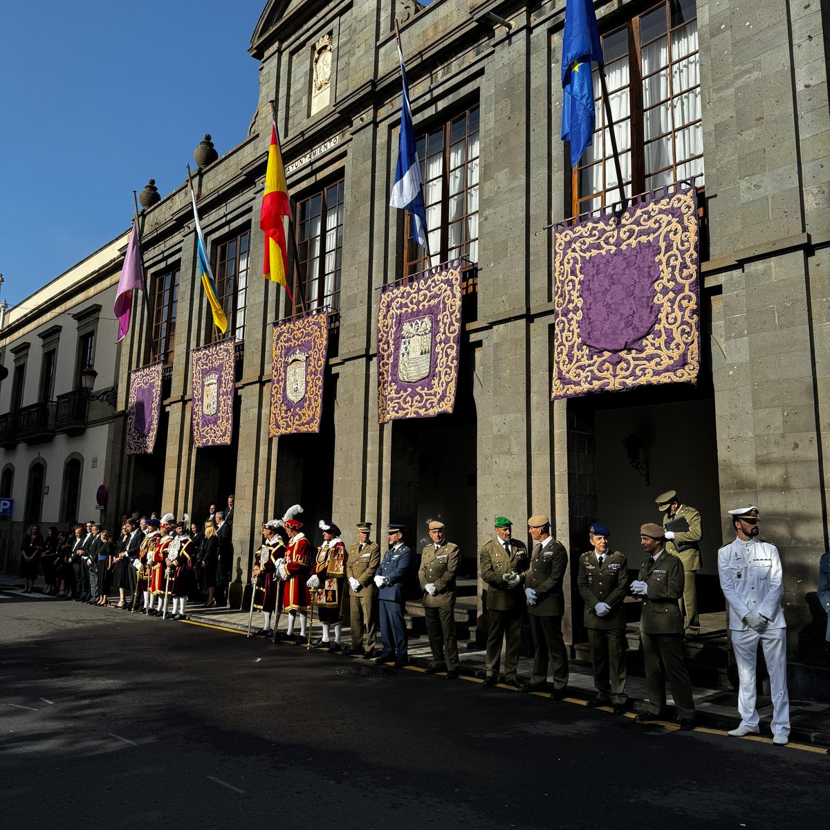 laradiocanaria's tweet image. 🎉Hoy #LaRadioCanaria ha estado en la Procesión Cívico-Militar con el Pendón Real desde el @aytolalaguna_es. 

👑Y el recibimiento de la Representación Oficial de S.M Felipe VI, ostentado por @AstridPerezBat, Presidenta del @Parcan.

#InformativosCR

📡rtvc.es/la-radio-canar…