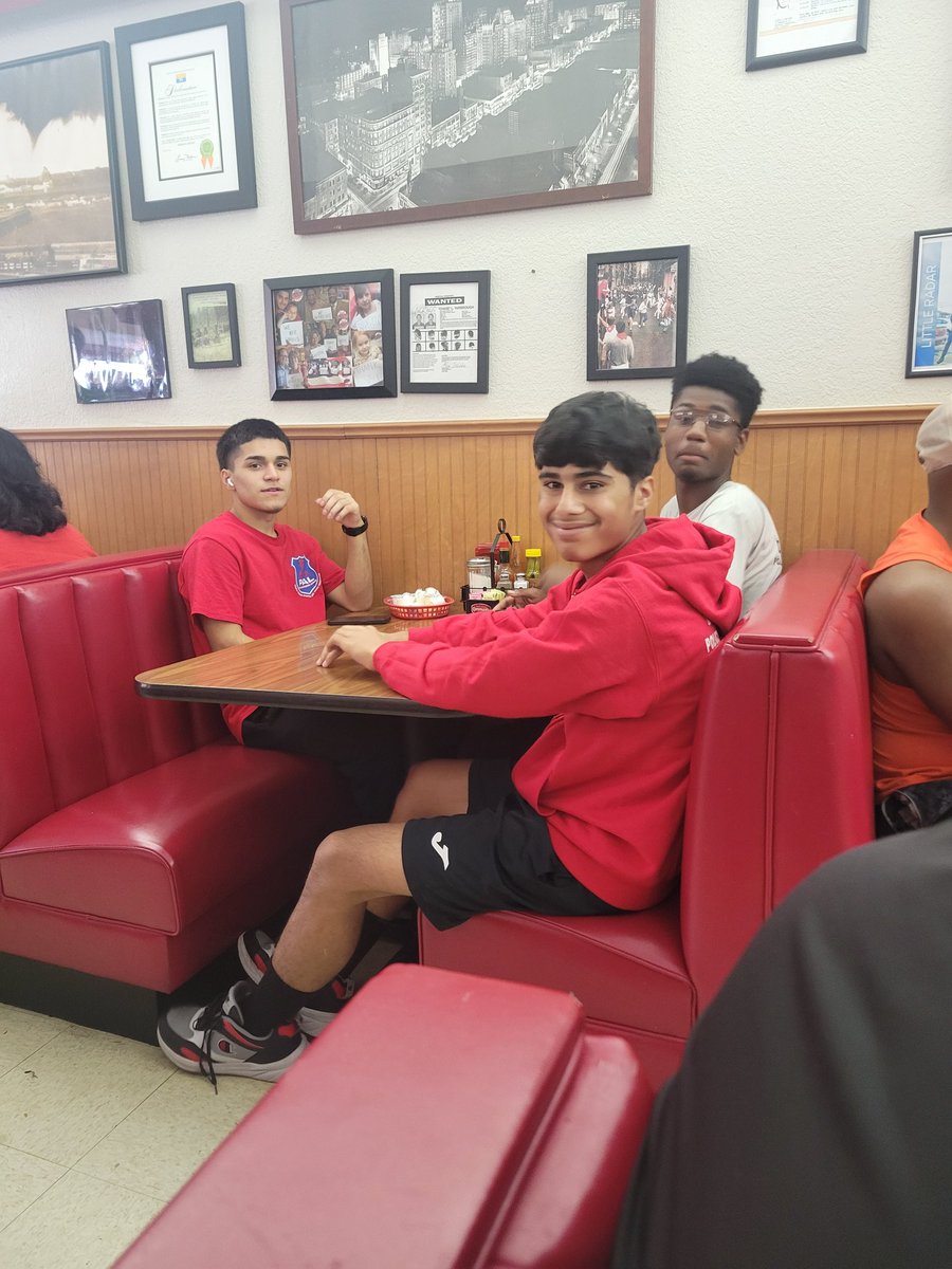 DallasPAL's tweet image. Dallas Police Activities League boxers are gearing up for the big day—but first, it's breakfast time! 🥞💪 Fueling up for success both in and out of the ring.  #BoxingStrong #ChampionsInTheMaking