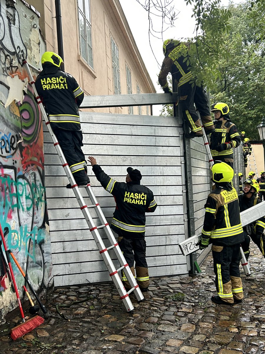 TRadomerska's tweet photo. Praha 1 se připravuje na případnou vysokou hladinu Vltavy.
Stavíme protipovodňové zdi.
Díky, @1Hasici ! https://t.co/LsQSo1KoQS