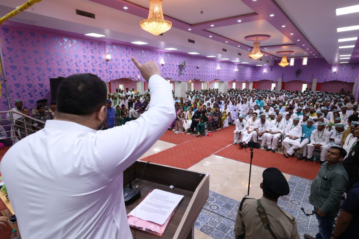 yadavtejashwi's tweet photo. श्रेष्ठ कार्यकर्ता वह है, जिसका कार्य तो दिखे पर करता न दिखे!

कार्यकर्ता दर्शन सह संवाद 

📍प्रथम दिन- मधुबनी, 
#TejashwiYadav #RJD #Bihar https://t.co/a3H4cU2bHK