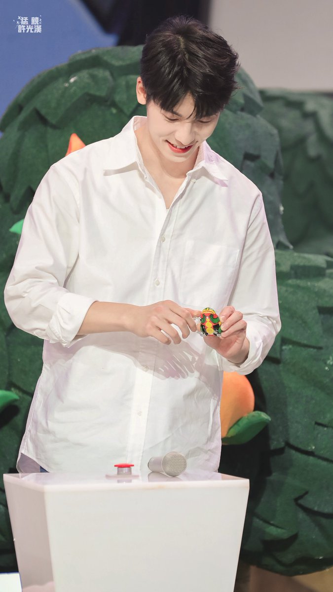 허광한 쾌락대본영 출연 너무 좋음
남자가 흰 셔츠입고 토끼 모자를 쓰고 있다고요
손보세요.... 위에 셔츠 단추 풀린거 보세요.......