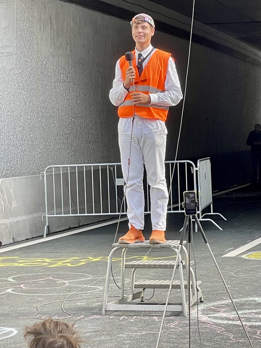 Noch mehr internationale Solidarität. Auch Letzte Generation ist dabei und unterstützt unsere Aktion.

Nog meer internationale solidariteit. Ook Letzte Generation is aanwezig en steunt onze actie.

<a href="/AufstandLastGen/">Letzte Generation</a> #A12Blokkade #StopFossieleSubsidies