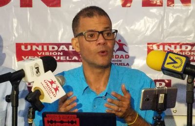 ValenciaHoy's tweet photo. Omar Ávila considera que se deben descentralizar los servicios públicos en Venezuela https://t.co/qLt64RCjzO @ValenciaHoy https://t.co/885taPQubc