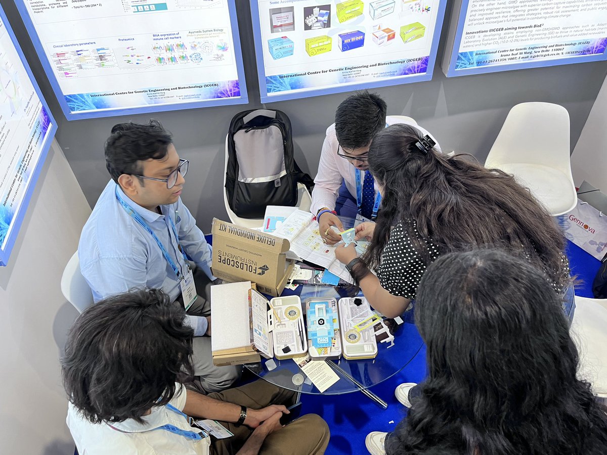 ICGEBNewDelhi's tweet image. The #Foldscope workshops continued into Day 3 of #GlobalBioIndia2024 at @ICGEBNewDelhi stall, offering more hands-on learning opportunities and sparking curiosity among school &amp;amp; college students.