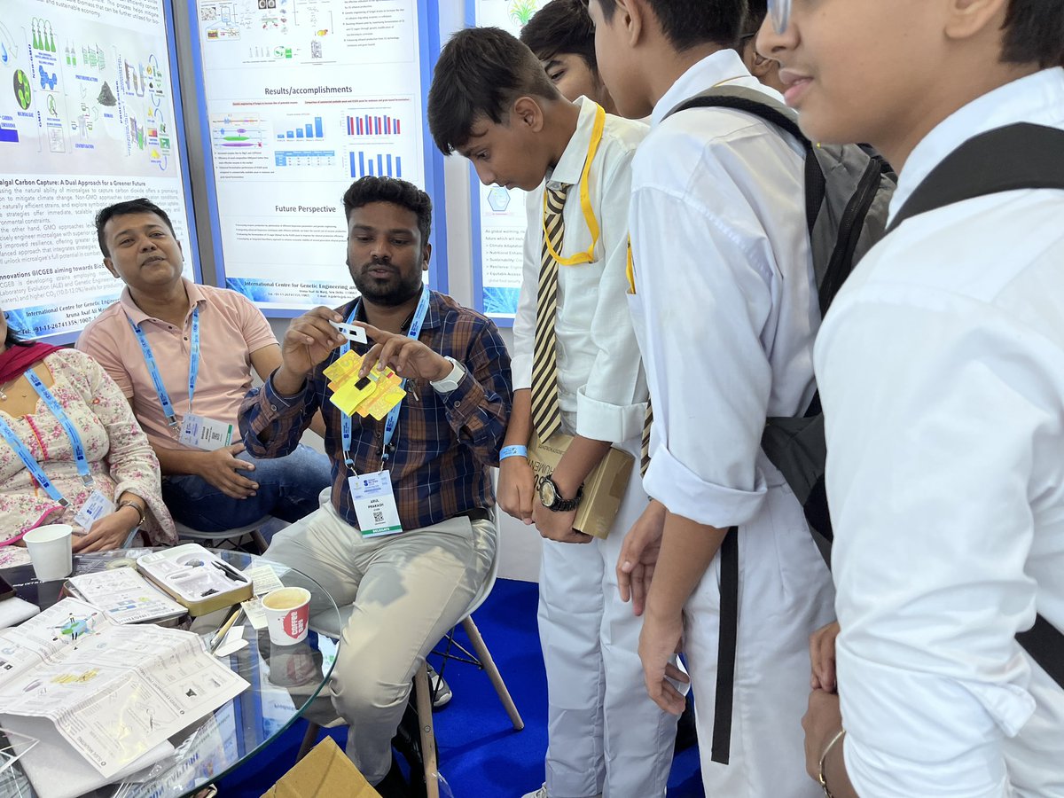 ICGEBNewDelhi's tweet image. The #Foldscope workshops continued into Day 3 of #GlobalBioIndia2024 at @ICGEBNewDelhi stall, offering more hands-on learning opportunities and sparking curiosity among school &amp;amp; college students.