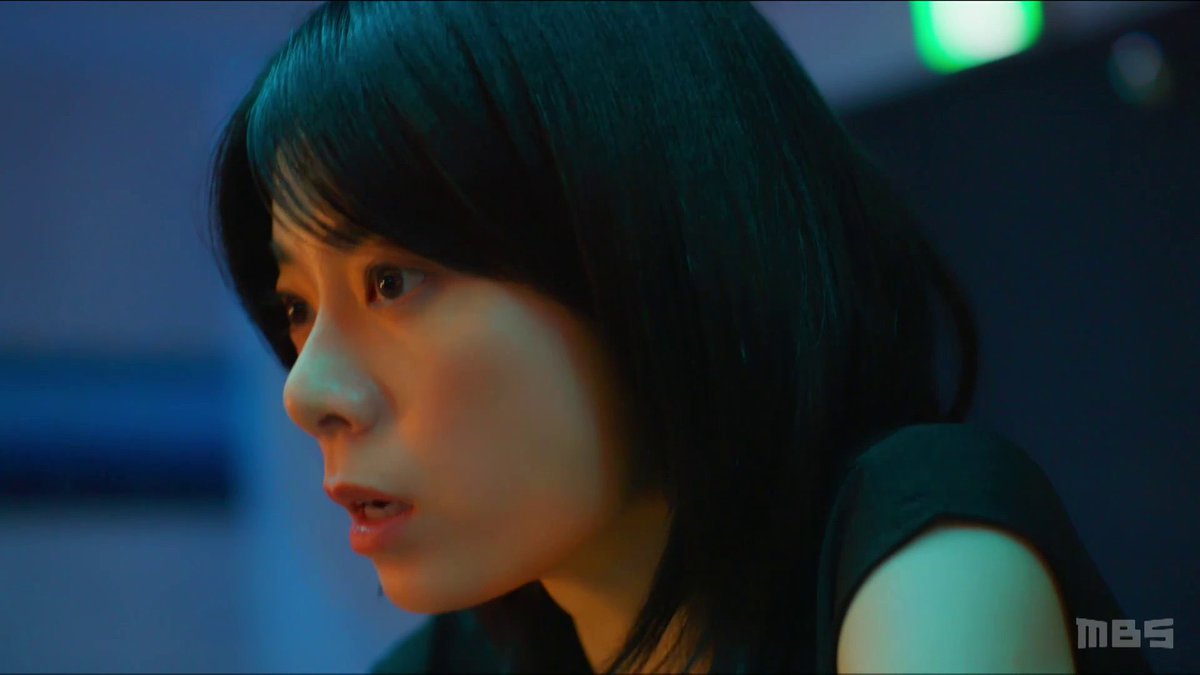 예쁜거야똑같은데 무슨 절취선 가른것마냥 중단발시대 열리자마자 타겟층 확 바뀐 느낌이 너무웃긴거같음