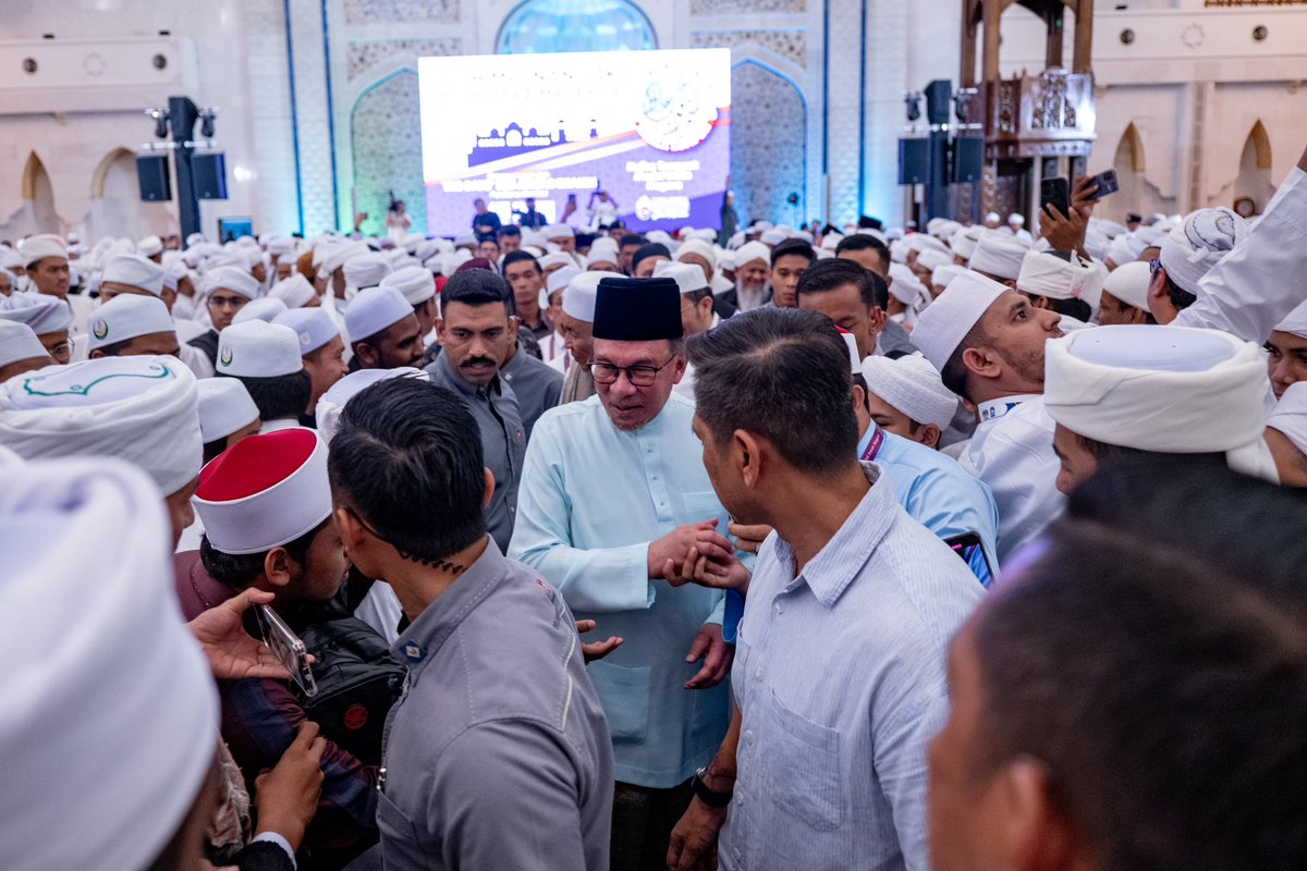 anwaribrahim's tweet photo. Alhamdulilah, saya bersama YAB Dato’ Seri Dr. Ahmad Zahid Bin Hamidi, Timbalan Perdana Menteri hadir dalam Himpunan 24,000 Huffaz Malaysia di Masjid Wilayah Persekutuan, Kuala Lumpur anjuran Gabungan Persatuan Institusi Tahfiz Al-Quran Kebangsaan (PINTA).

Saya juga telah meluncurkan Sijil Tahfiz Malaysia 2.0 (STM 2.0) yang penambahbaikan kepada sistem penilaian yang bersepadu bagi mengiktiraf penghafaz 30 juzuk al-Quran. Semoga STM 2.0 ini akan membuka peluang lebih besar kepada para huffaz melanjutkan pendidikan sesuai dengan tuntutan perubahan zaman. 

Saya singgung mengenai ikhtiar Kerajaan Madani dalam keterbatasan yang ada untuk terus mengangkat martabat huffaz agar tidak ketinggalan dalam aspek pekerjaan serta kehidupan khususnya melalui TVET. 

Saya juga berharap anak-anak huffaz tidak putus untuk berdoa agar negara terus makmur dalam menghadapi pelbagai cabaran demi kepentingan rakyat terbanyak. Para huffaz menggunakan ilmu dan kemahiran hafalan yang dimiliki untuk membawa mesej Islam sebagai agama rahmah, menyeru kepada kebenaran dan keadilan serta memupuk perpaduan.

Daripada Uthman RA, bahawa Nabi SAW bersabda:

خَيْرُكُمْ مَنْ تَعَلَّمَ القُرْآنَ وَعَلَّمَهُ

Maksudnya: “Sebaik-baik kamu ialah mereka yang belajar al-Quran dan mengajarkannya”. [Riwayat al-Bukhari, no. Hadith 5027]

#MalaysiaMADANI