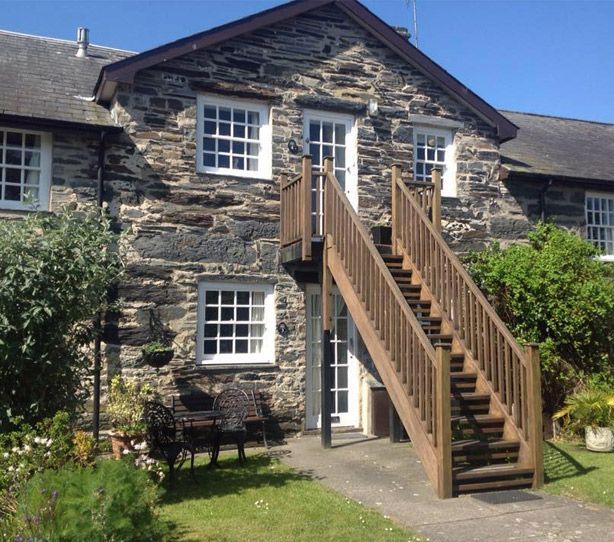 TheHolidayCots's tweet image. Harbour Court Accommodation offers exceptional self-catering stays in a private courtyard next to the picturesque harbour in Porthmadog, Gwynedd.

🛏️ Sleeps 1-4
theholidaycottages.co.uk/gwynedd/1801

#HarbourCourtAccommodation #Porthmadog #Snowdonia #Eryri #SelfCatering #Wales #Gwynedd
