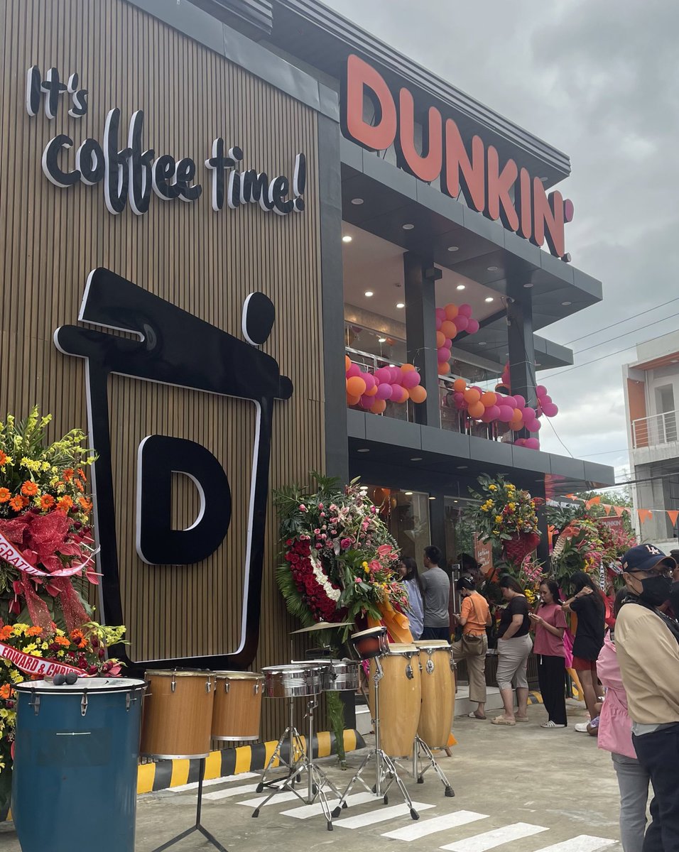 ayuri_niku's tweet photo. セブに新しくできたDUNKIN DONUTSが1ペソ(約2.5円)でドーナツ6つ貰えるキャンペーンやってた🍩🍩🍩(破格‼︎)

効率性をあまり重視しないフィリピンのスタイルだと、購入までに1時間以上並びます🤣余裕を持って生きるように常に心がけてます。 https://t.co/FBhULQytmr