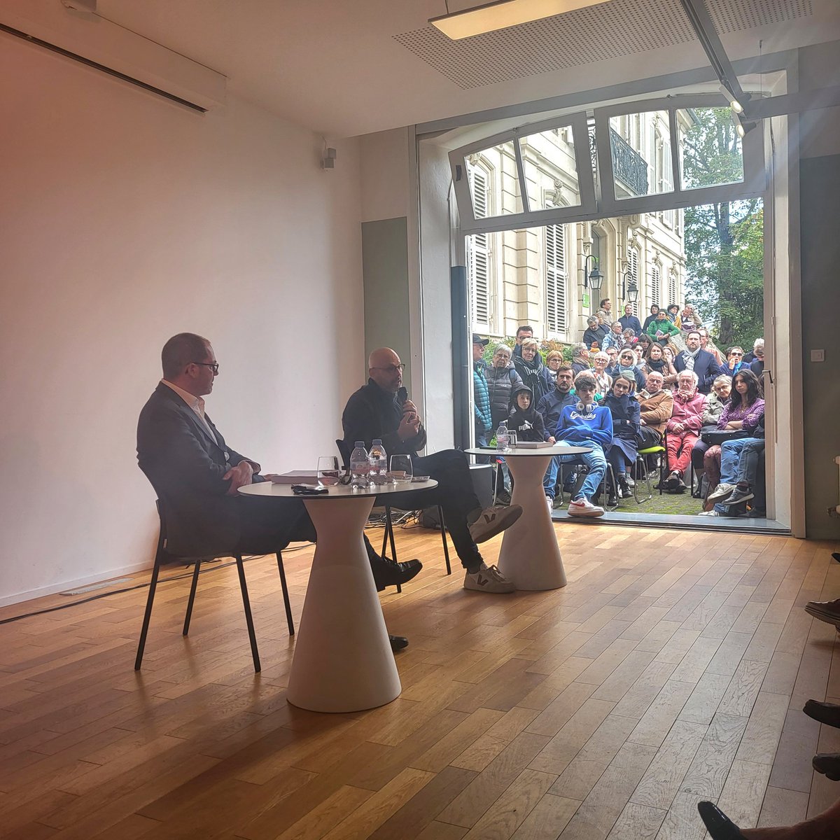 💬 Rencontre avec @thomassnegaroff @Livresurlaplace autour de son nouvel ouvrage "Dans l'intimité des présidents américains" : en vingt portraits de présidents, il analyse les corps et la maîtrise de l'image publique des présidents américains. 
📚 En librairie le 19/09