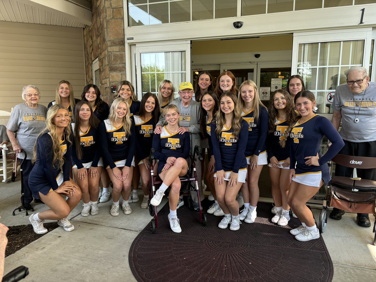 ths_cheer_'s tweet photo. Yesterday, we had the opportunity to visit @DanburyLiving 😊 We had the BEST time performing, sharing joy, and spreading smiles! Moments like these remind us that the true spirit of cheerleading is all about being leaders in our community and making a positive impact! https://t.co/WDNnv4oiWJ