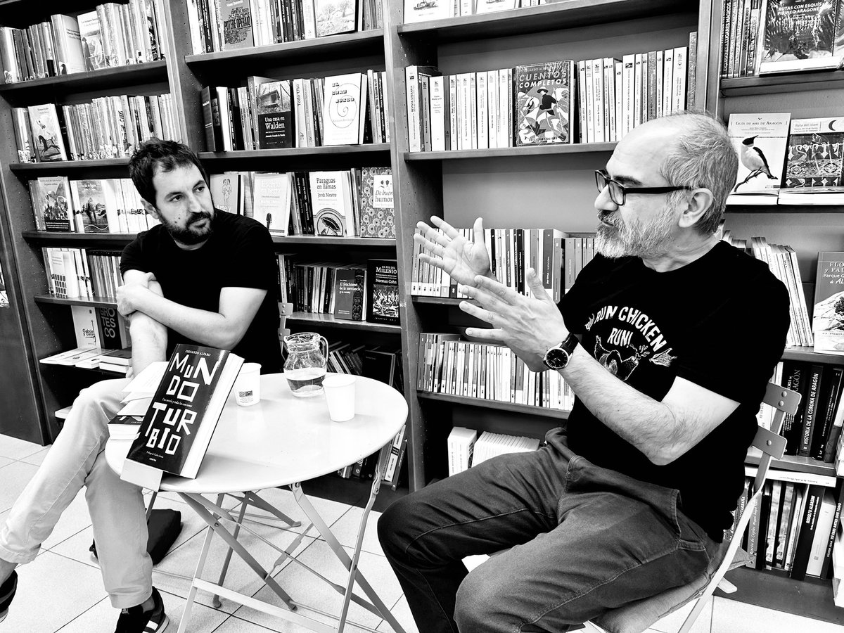 Esta mañana <a href="/FernandoAlfaroX/">Fernando Alfaro</a> ha presentado junto al poeta tachenkíl <a href="/SebasLetamendi/">Sebas Puente</a> #MundoTurbio en la gran @LibreriaCalamo 
Y esta noche actúa a las 20h en <a href="/LATADEBOMBILLAS/">LA LATA DE BOMBILLAS</a> ZGZ 
#25AñosEnlatados 
¡No se lo pierdan!