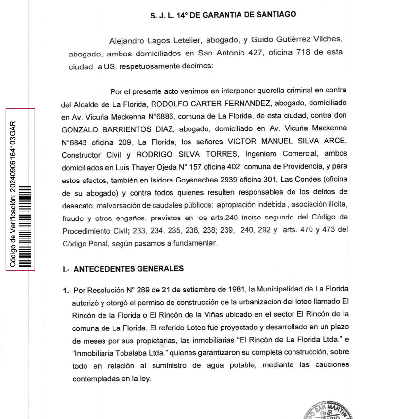 BotCheckerCL's tweet photo. Se acuerdan que alertamos que Carter podría estar planeando irse a España?
🚨Interponen querella criminal contra @rodolfocarter por  asociación ilícita, fraude y otros delitos que involucran más de $2.500.000.000 de las arcas municipales.

Los hechos: 
Familias compraron terrenos en La Florida con la promesa de pronta urbanización. Las constructoras quebraron, y la municipalidad cobró las garantías, pero nunca urbanizó.  Los propietarios quedaron con terrenos inutilizables. Durante la administración de Rodolfo Carter, estos buscaron justicia, pero la municipalidad alegó falta de recursos y no investigó el destino de los fondos. 
La municipalidad desvió la responsabilidad de las obras a una familia demandante (Los Silva), sin presupuesto, sin bases, sin requerimientos técnicos, sin conocimiento de la Dirección de Obras Municipales, sin aprobación del Concejo Municipal, sin licitación, sin contratos, sin garantías, sin plazos y entregaron a esta familia más de mil millones de pesos sin obras a cambio.