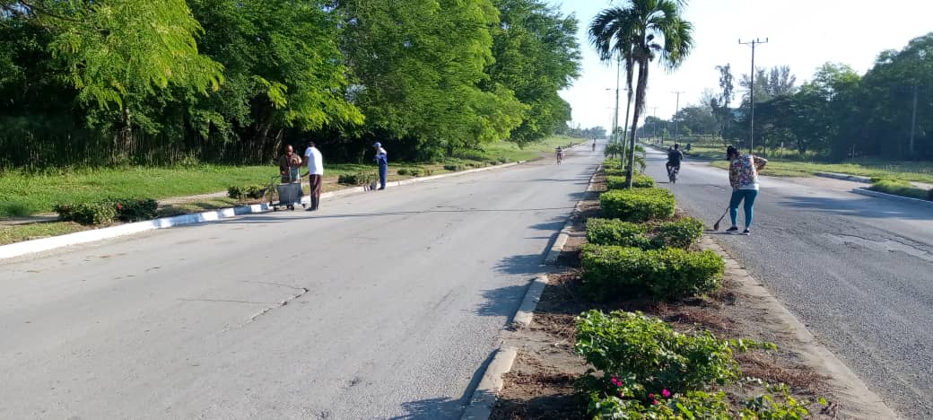 Hoy, seguimos de trabajo voluntario y comprometidos con el movimiento político Tarea de Grandes, los trabajadores del Hogar De Ancianos Carlos Font de  Las Tunas, nos sumamos a la tarea de embellecer nuestra  Ave Carlos J. Finlay 
#CubaEsAmor 
#PCCLasTunas
#PorLasTunasLaVictoria