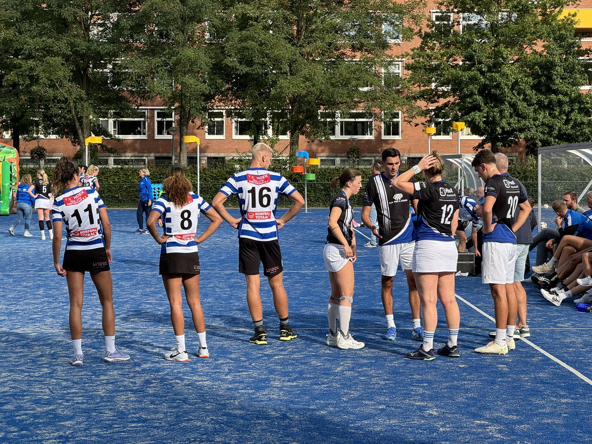 👂🏻 | De spelers van <a href="/BWAmsterdam/">AKC Blauw-Wit</a> luisteren stiekem mee met de tactische bespreking van tegenstander Avanti. De Amsterdammers openen vandaag voor het thuispubliek het nieuwe korfbalseizoen.