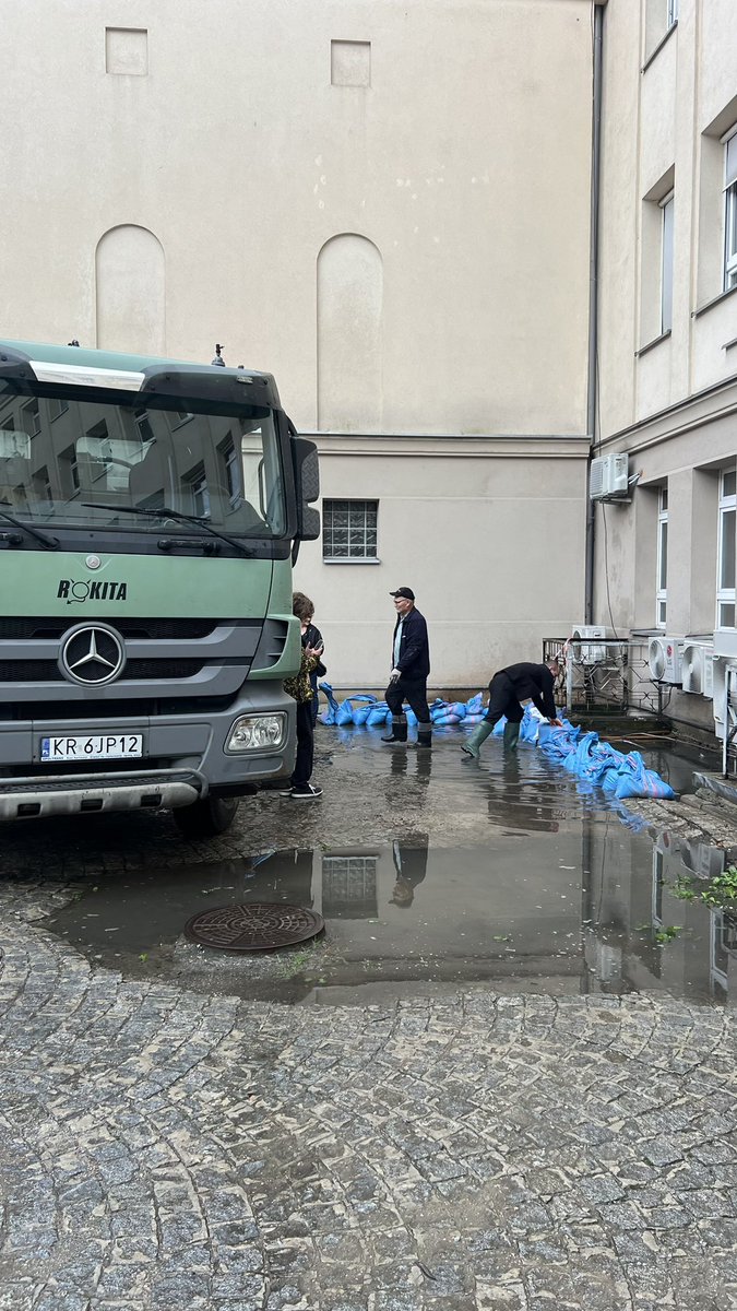 Do podziemi szpitala Żeromskiego w Krakowie wdarła się woda, większość wypompowano, strażacy zabezpieczają placówkę na wypadek dalszych intensywnych opadów <a href="/Radio_TOK_FM/">Radio TOK FM</a> <a href="/TOKFM_NEWS/">Informacje TOK FM</a> #krakow